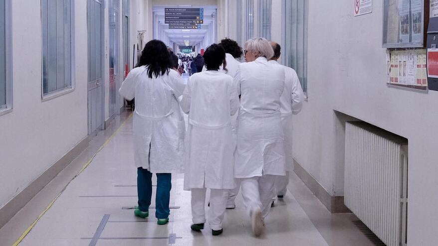 L’Asl a caccia di camici bianchi: anche pensionati o specializzandi