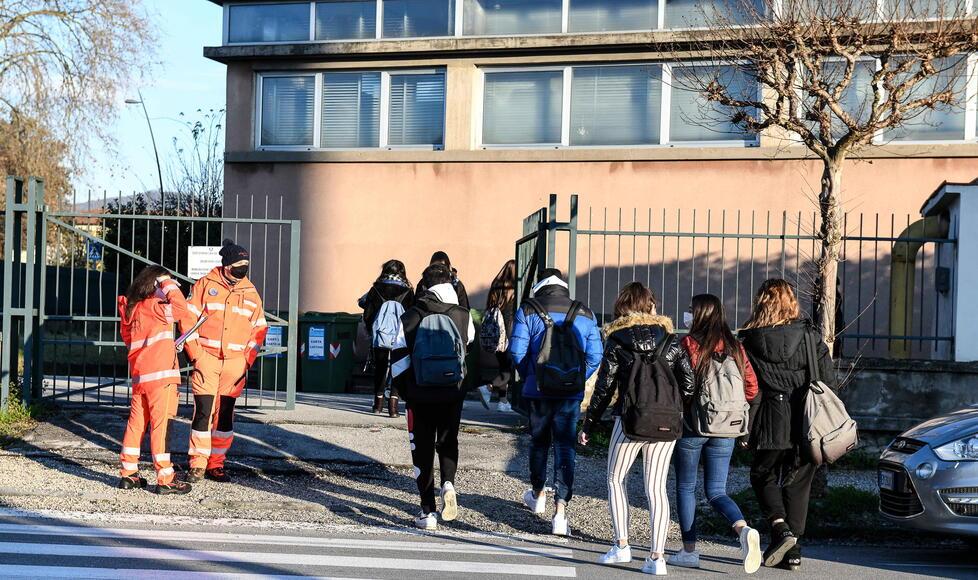 Scuola, mille cattedre vacanti in Lucchesia. Rientrano i docenti no-vax 
