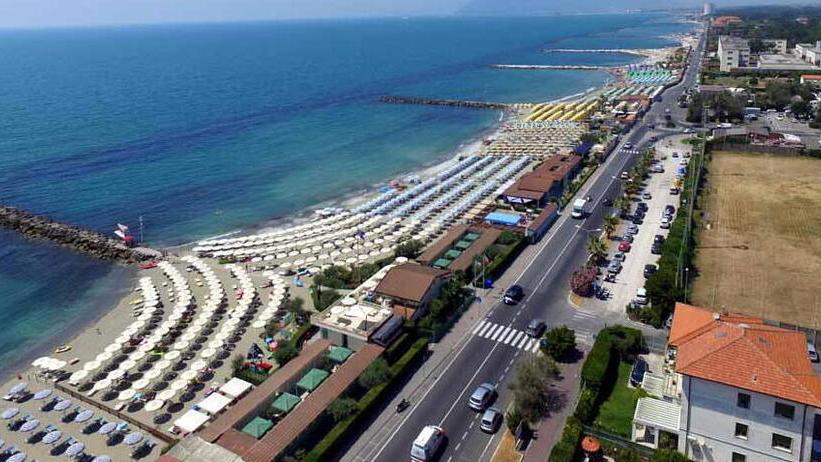 È un settembre da sold-out sulla costa apuana. La voce degli operatori