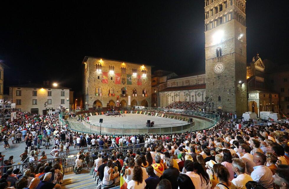 Nella foto sopra la Giostra dell’Orso che dopo due anni è tornata in piazza a Pistoia