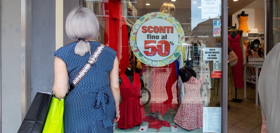 Una vetrina con i saldi