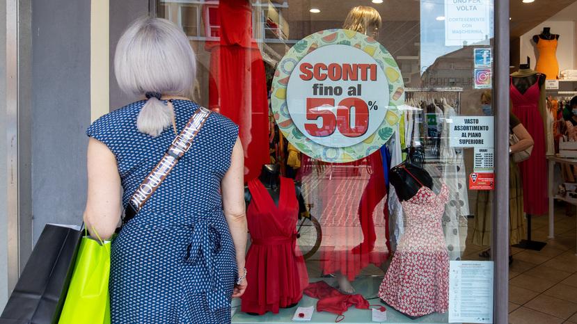 Una vetrina con i saldi