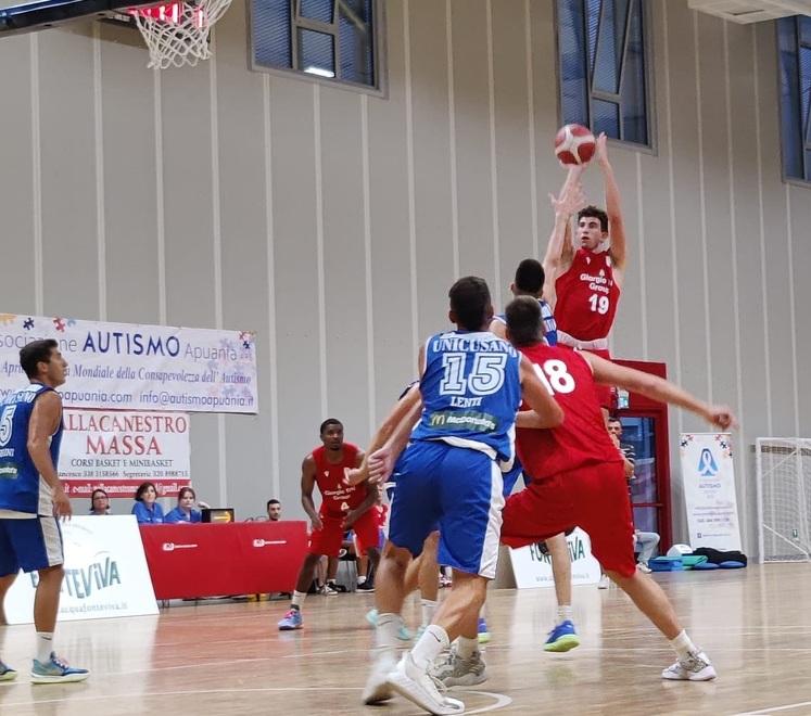 Un momento della amichevole disputata ieri al Palasport di Massa