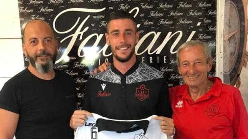 Al centro Giacomo Fabbrini autore di uno dei gol qui il giorno della sua presentazione in società