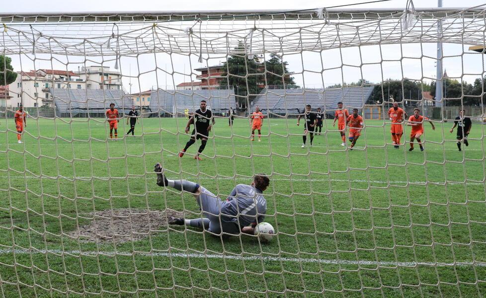 Il calcio di rigore deviato da Urbietis e neutralizzato da Vassallo