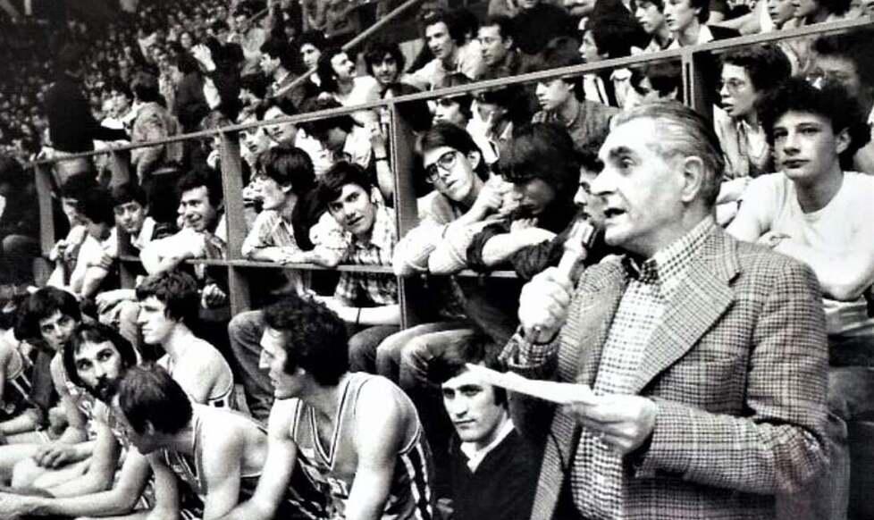 Una foto storica: l’11 giugno 1976 col torneo tra Italia Urss, Canada e Stati Uniti si inaugura il palasport di via Allende