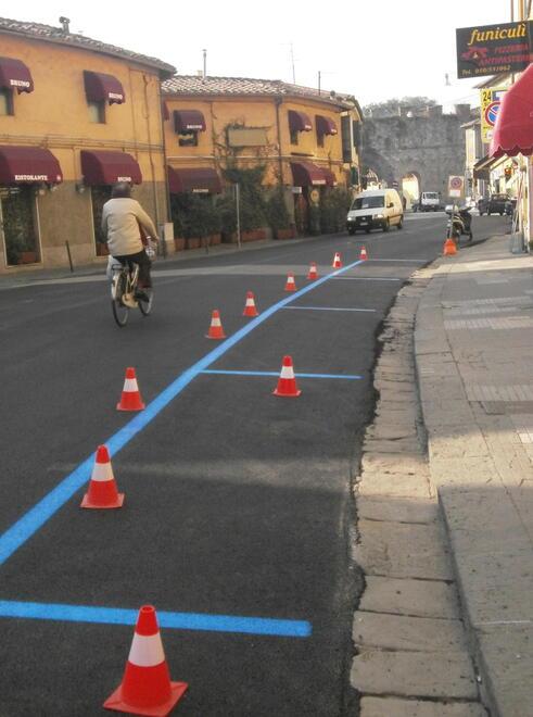 Alcuni stalli blu in città: con la nuova regolamentazione anziché dalle 8 alle 14 la sosta si pagherà dalle 8 alle 20