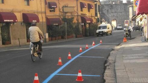 Alcuni stalli blu in città: con la nuova regolamentazione anziché dalle 8 alle 14 la sosta si pagherà dalle 8 alle 20