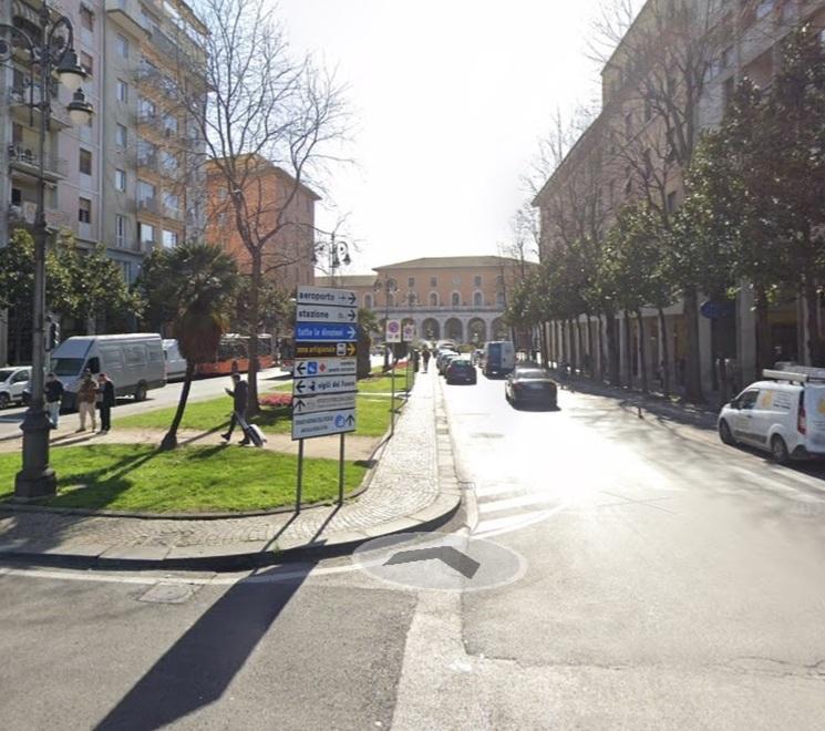 Una veduta di Viale Gramsci, dove da oggi scattano le modifiche al traffico per allestire il cantiere delle opere di restyling