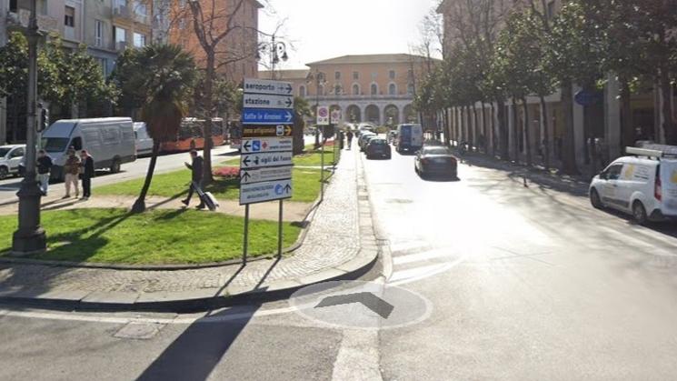 Una veduta di Viale Gramsci, dove da oggi scattano le modifiche al traffico per allestire il cantiere delle opere di restyling