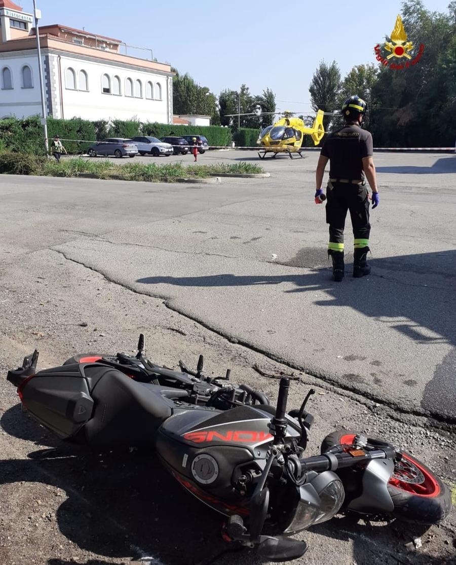 Schianto tra moto e bici, grave ciclista di 85 anni