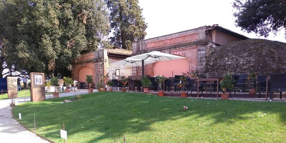 Il ristorante-caffetteria San Colombano sulla passeggiata delle Mura