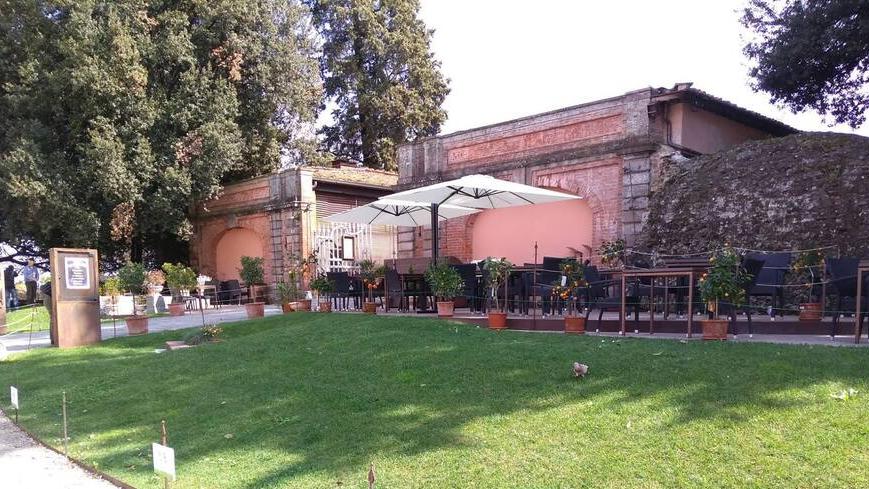 Il ristorante-caffetteria San Colombano sulla passeggiata delle Mura