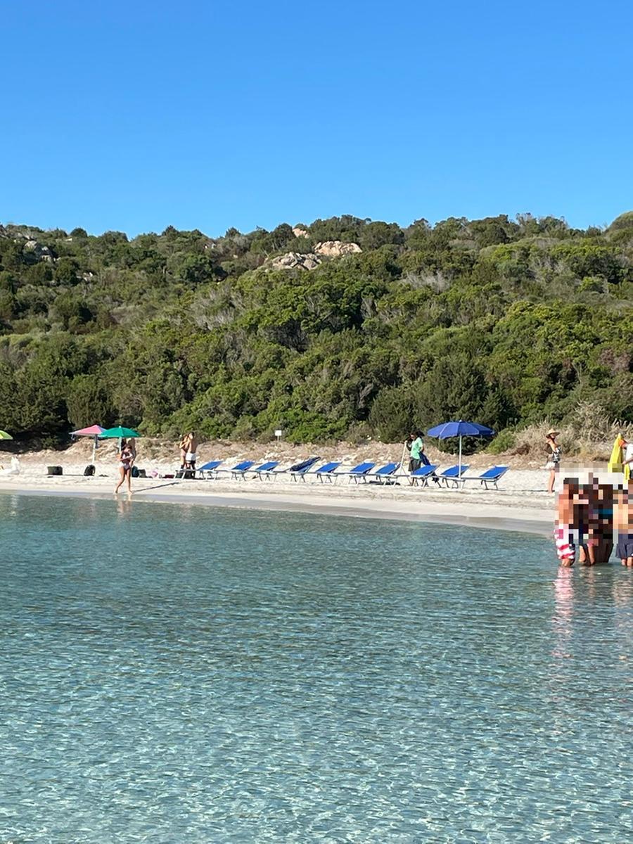 
	Ombrelloni e sdraio piazzati abusivamente sulla spiaggia del Principe&nbsp;

