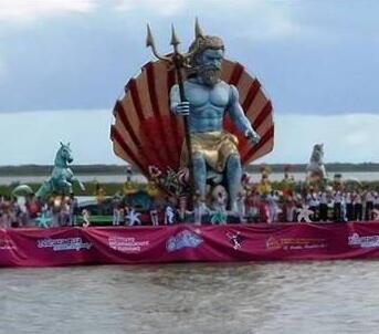 Il grandioso Nettuno di Fabrizio Galli e Uberto Bonetti alla sfilata acquatica del Carnevale di San Carlos in Nicaragua nel 2014