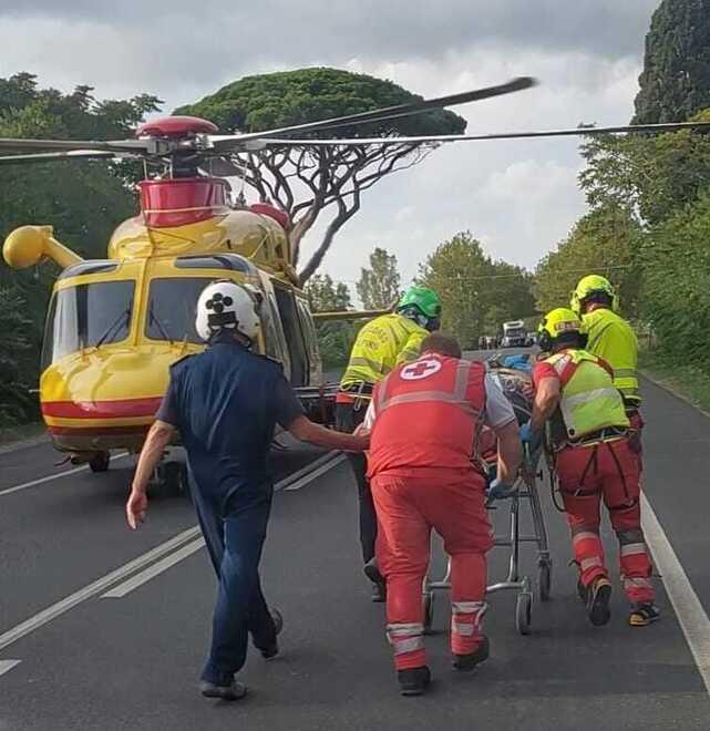 I soccorritori di Croce Rossa e Pegaso 2 trasportano l’incidentato sull’elicottero
