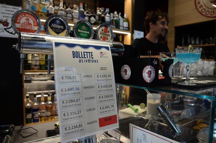 Caro energia, le bollette esposte nelle vetrine di bar e ristoranti con gli aumenti