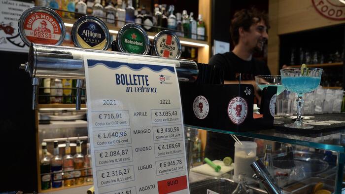 Caro energia, le bollette esposte nelle vetrine di bar e ristoranti con gli aumenti