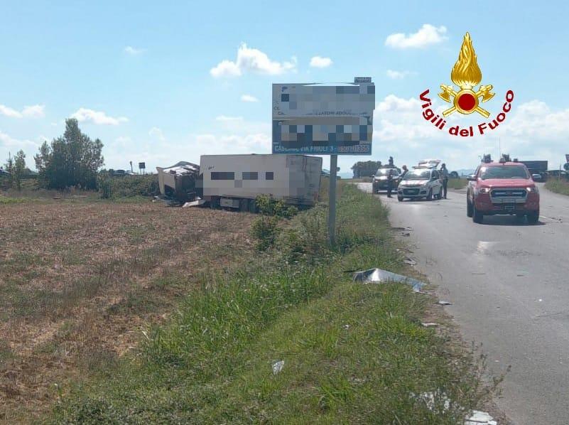 
	Il mezzo pesante finito fuori strada in via delle Colline per Legoli in seguito allo scontro con un'auto

