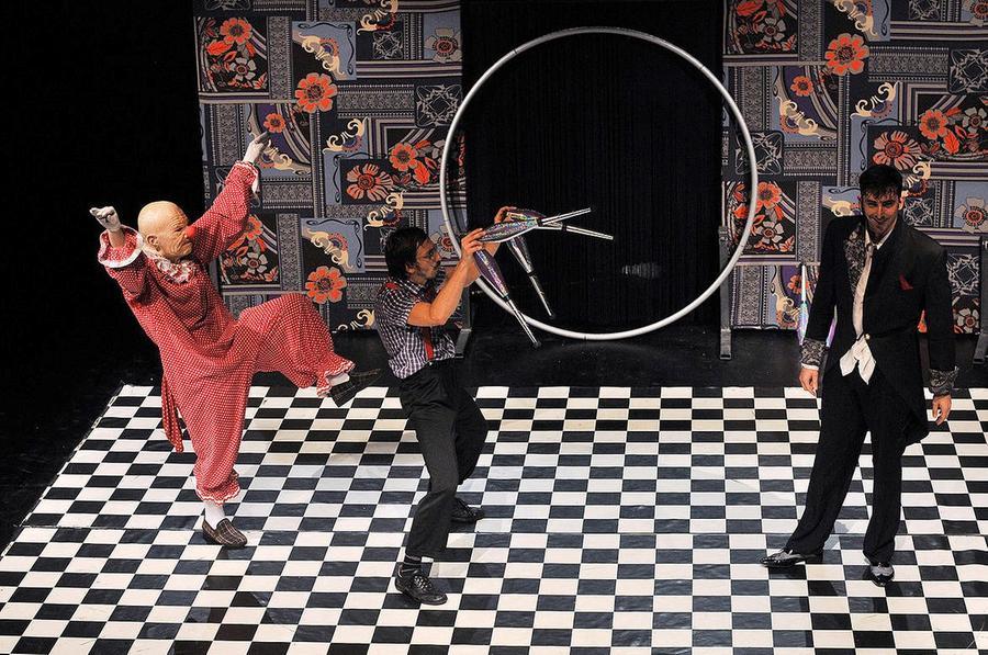 Estate popolare fa il pieno di spettacoli: clown, circo e musica nei parchi e nei cortili