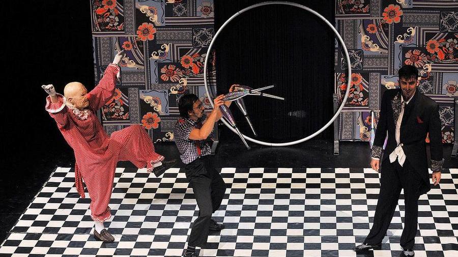 Estate popolare fa il pieno di spettacoli: clown, circo e musica nei parchi e nei cortili