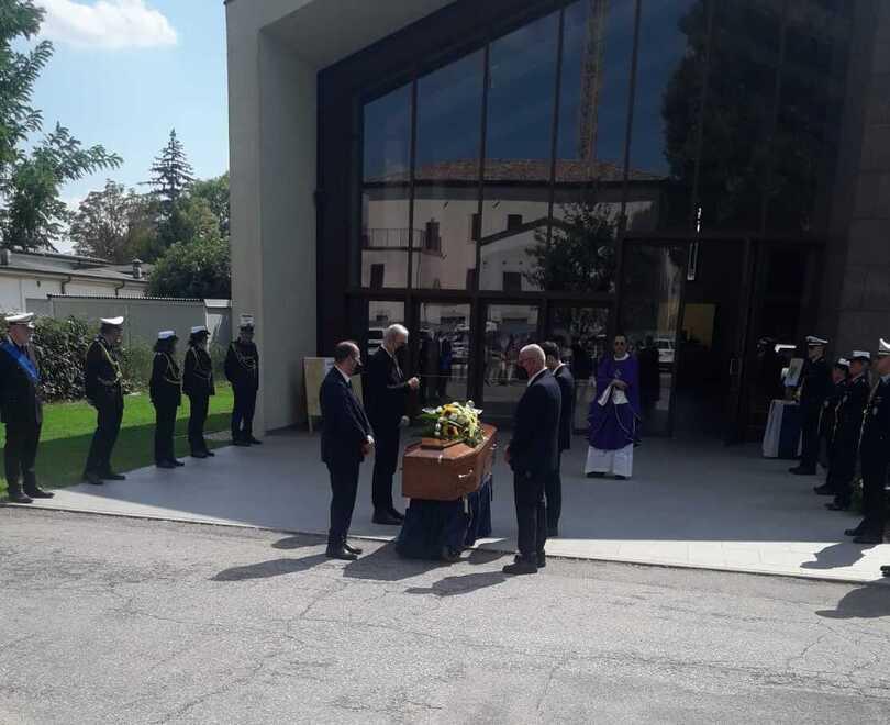 Medolla Addio all’agente Cassanelli Picchetto d’onore al funerale 