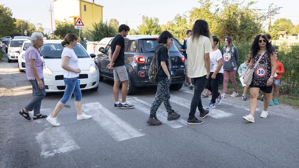 Modena. Via Stradella tra traffico e velocità I residenti bloccano la strada