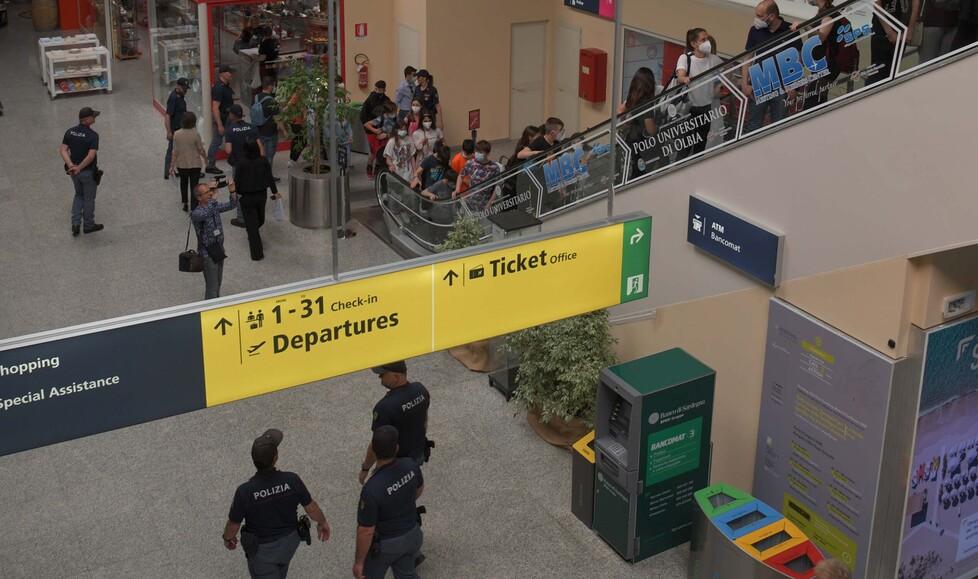 Olbia, offese e spintoni alle hostess: due passeggeri denunciati