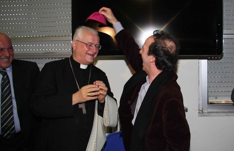 Gli ultimi, i suoi libri e l’empatia: monsignor Simoni, il vescovo che tenne la città nella crisi