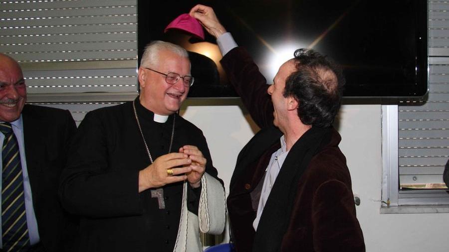 Gli ultimi, i suoi libri e l’empatia: monsignor Simoni, il vescovo che tenne la città nella crisi