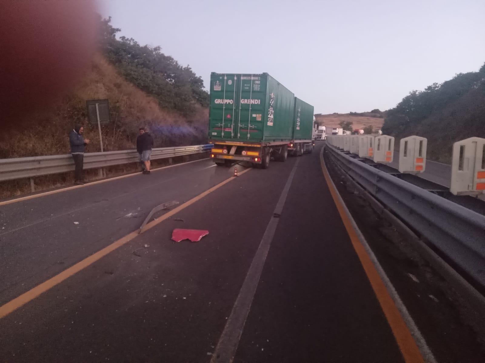 Nella  “Carlo Felice”  dei lavori infiniti basta un incidente per dividere l’isola