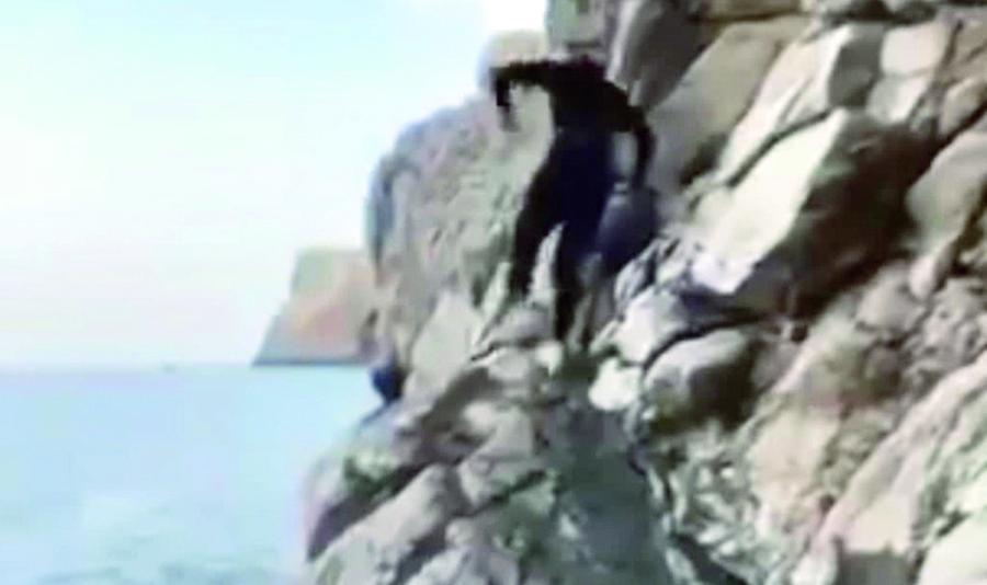 
	Un fermo immagine del video diffuso su Tik Tok dai due blogger

