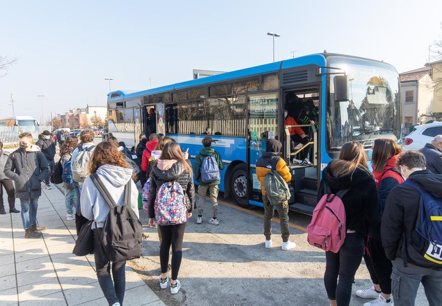 Ferrara, mancano all’appello 90 bus: con la scuola rischio sovraffollamento