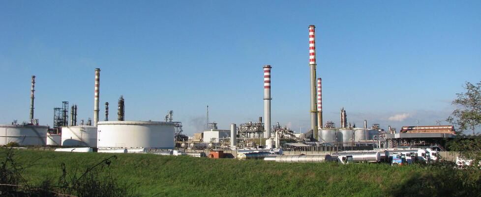 Gli impianti dell’area industriale di Stagno dalla quale provengono le maleodoranze avvertite sia a Calambrone che e a Tirrenia