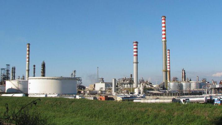 Gli impianti dell’area industriale di Stagno dalla quale provengono le maleodoranze avvertite sia a Calambrone che e a Tirrenia
