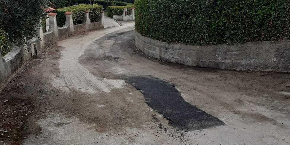 Il tratto di via dei Ciliegi a Lari dove si verificano rotture a ripetizione della tubazione