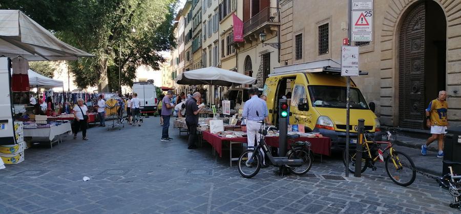 Oltrarno, ambulanti in rivolta: «I banchi non li spostiamo»