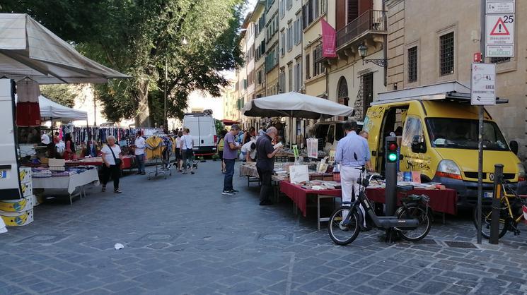 Oltrarno, ambulanti in rivolta: «I banchi non li spostiamo»
