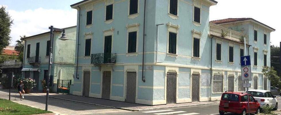 L’hotel Milano nella centrale piazza Betti nel cuore di Marina di Massa