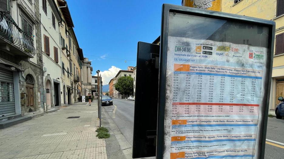 Corso Gramsci, ieri con ancora gli orari dell’inverno 2021-2022