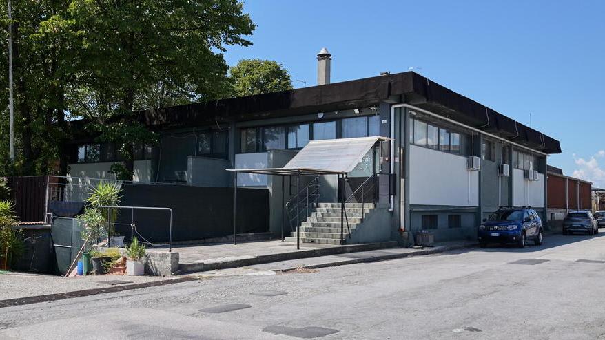 Prato, sparatoria in un locale: l'agguato nella terra di nessuno, ipotesi concorrenza sleale. Circolo chiuso per 40 giorni