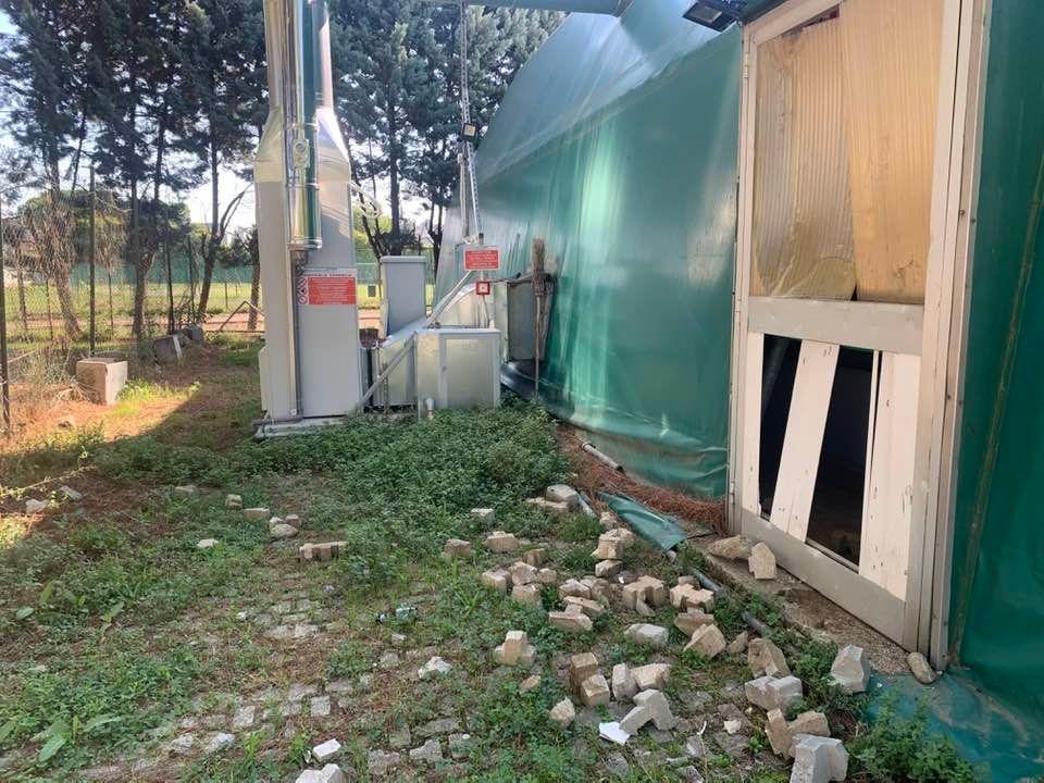 Una parte delle pesanti pietre scagliate contro una porta e contro la struttura