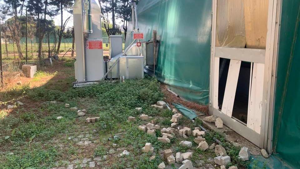 Una parte delle pesanti pietre scagliate contro una porta e contro la struttura