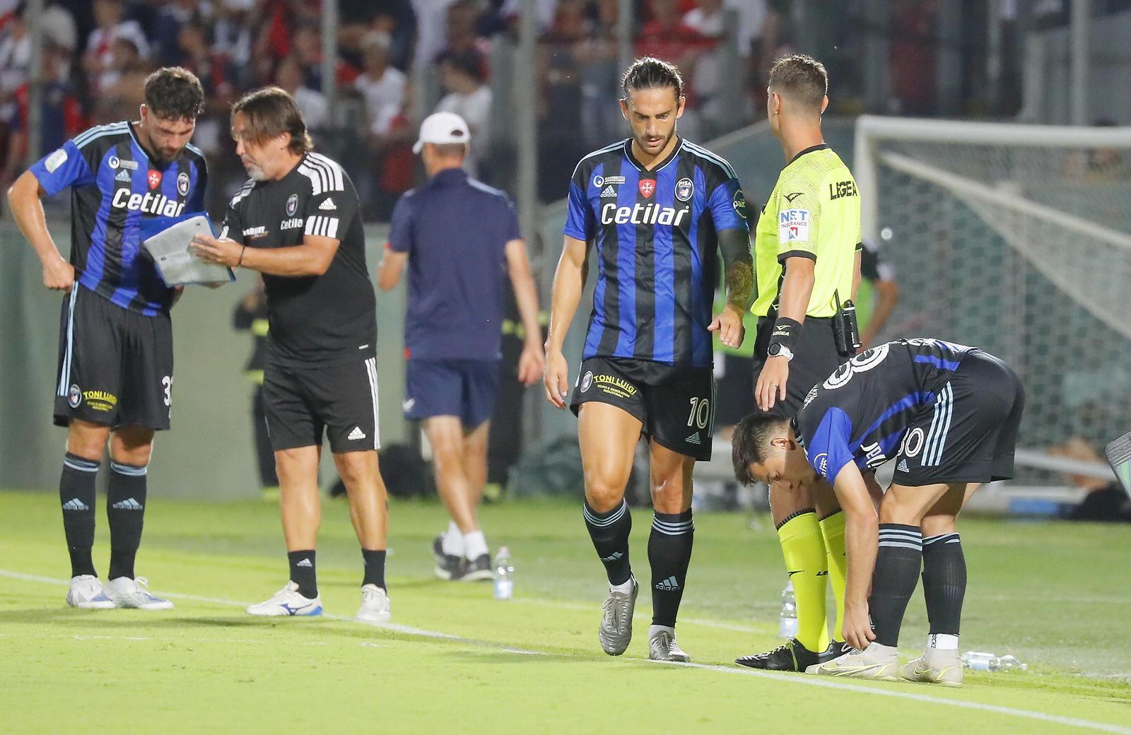 Ernesto Torregrossa mentre esce dal campo dopo l’infortunio patito contro il Genoa