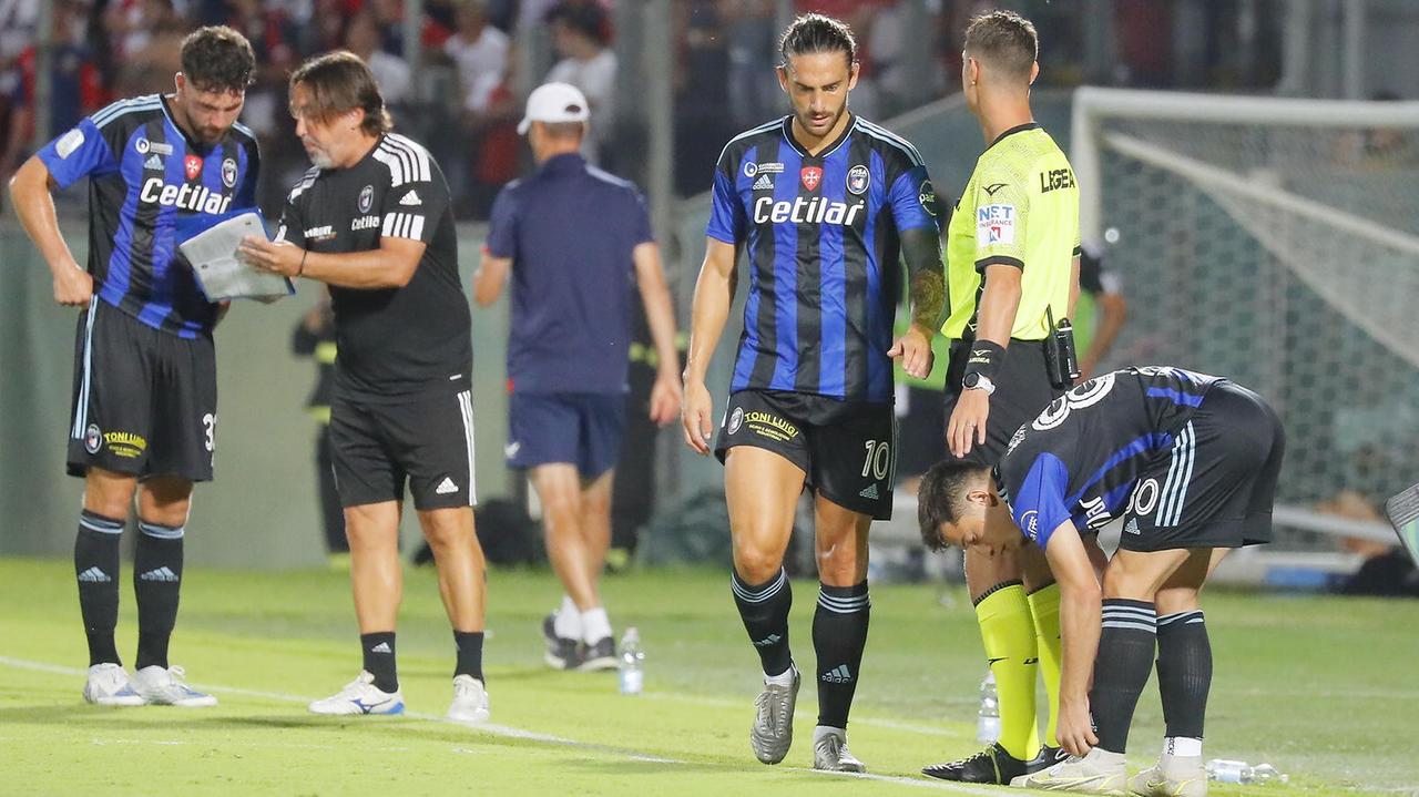 Ernesto Torregrossa mentre esce dal campo dopo l’infortunio patito contro il Genoa