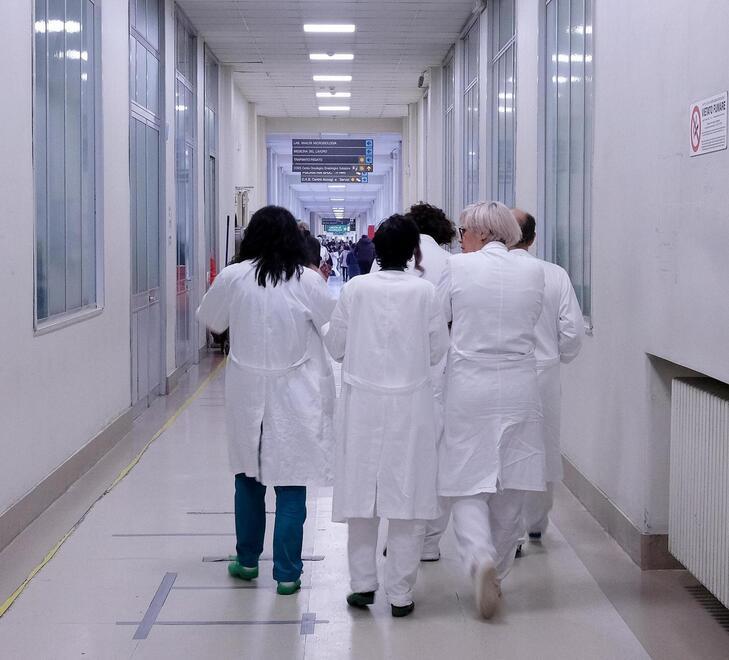 Lucca, l’Asl va a caccia di medici. Il bando è aperto anche ai pensionati e agli specializzandi