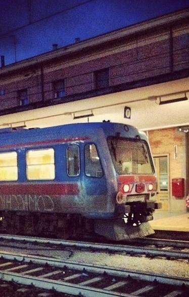 Donna travolta e uccisa dal treno Ritardi sulla Bologna-Ferrara 
