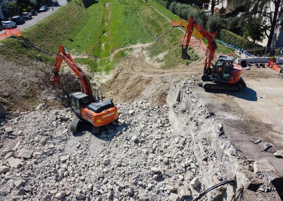 Demolito il vecchio ponte sull'Orme, parte il consolidamento delle spalle 