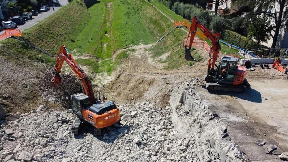 Demolito il vecchio ponte sull'Orme, parte il consolidamento delle spalle
