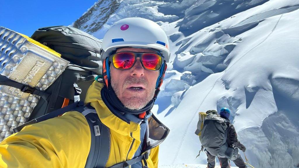 Uno striscione di pace e amore dai Messaggeri del mare all’Himalaya con Christian Crott